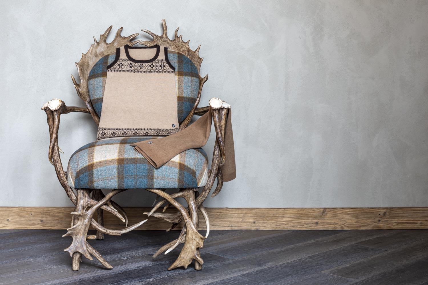 Le Refuge de Solaise - Chair - Armchair - Deer Antler - Horn - Wood - Le Chamois - Woolen Clothes