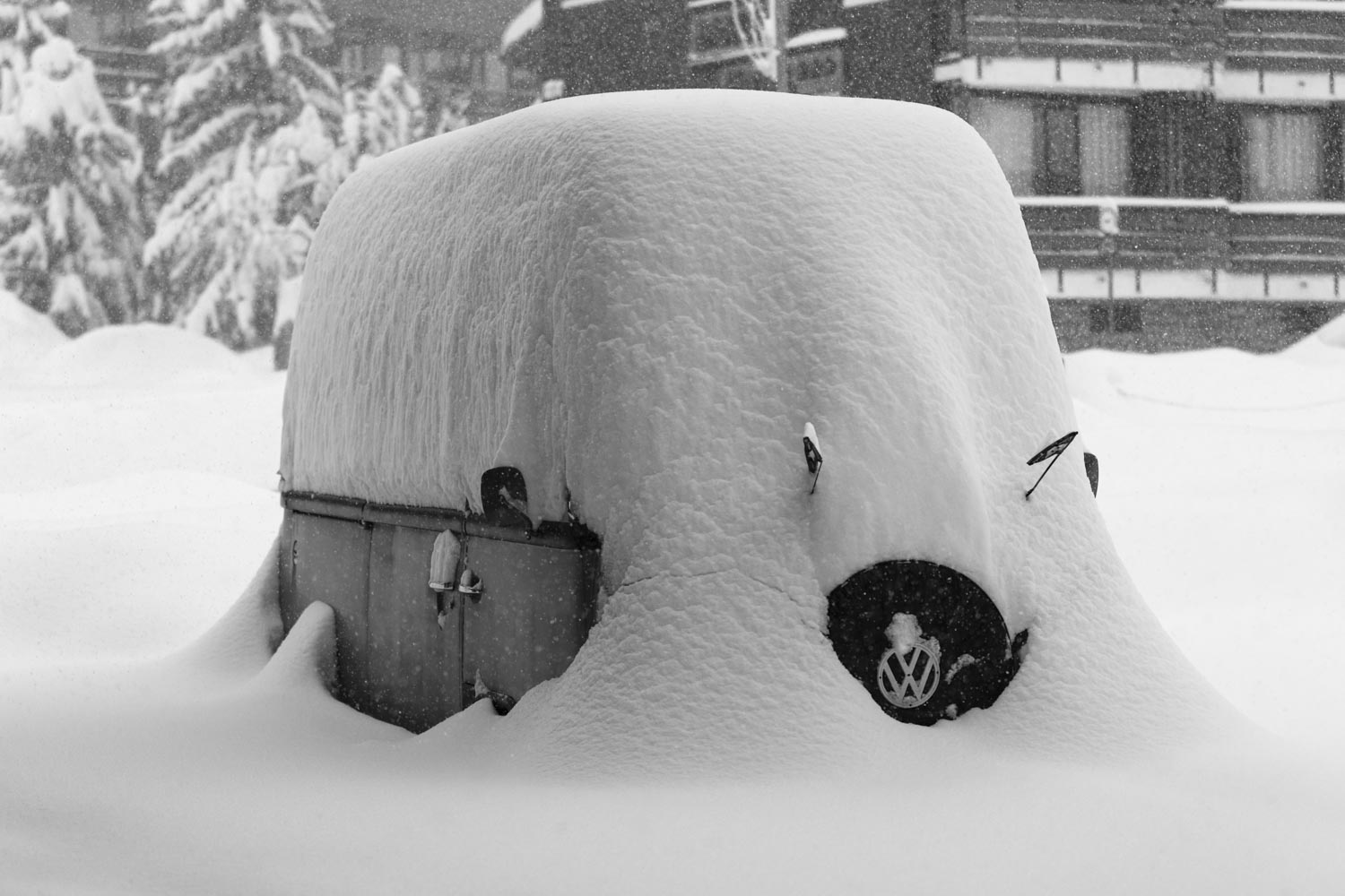 Volkswagen Kombi Van in the Snow - Val d'IsÃ¨re